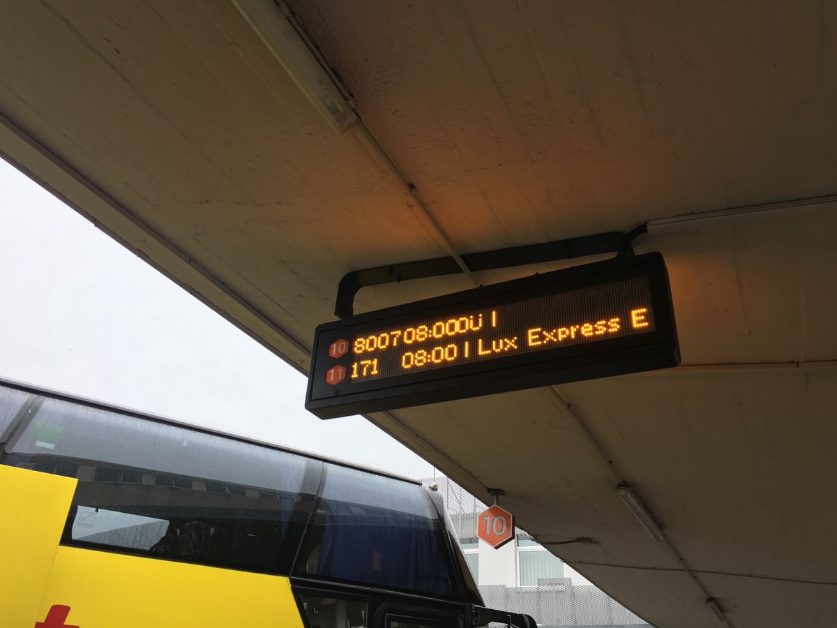 タリンからムナライド港までバスとタクシーを乗り継ぎ、小さなフェリーでキフヌ...