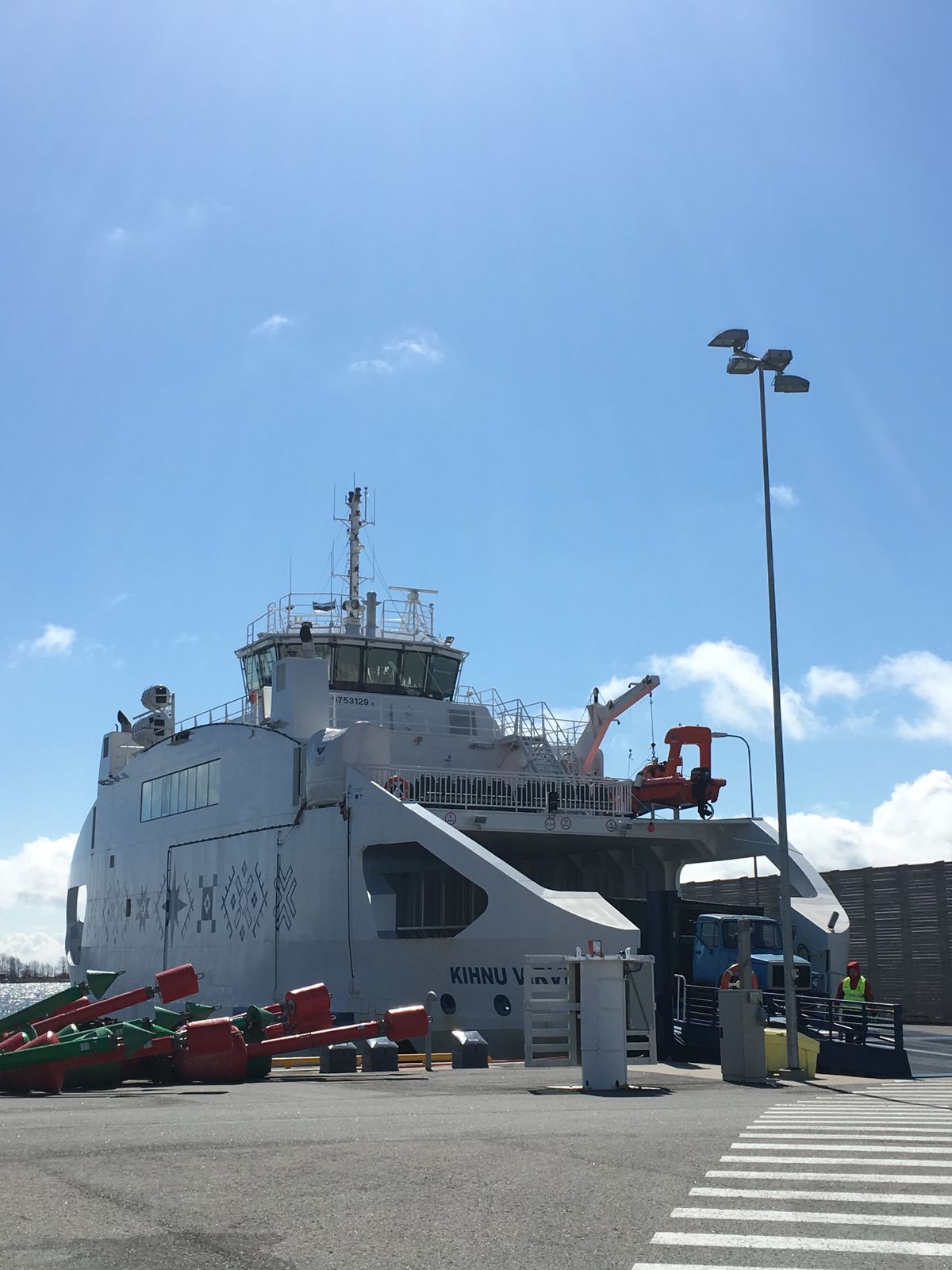 タリンからムナライド港までバスとタクシーを乗り継ぎ、小さなフェリーでキフヌ...