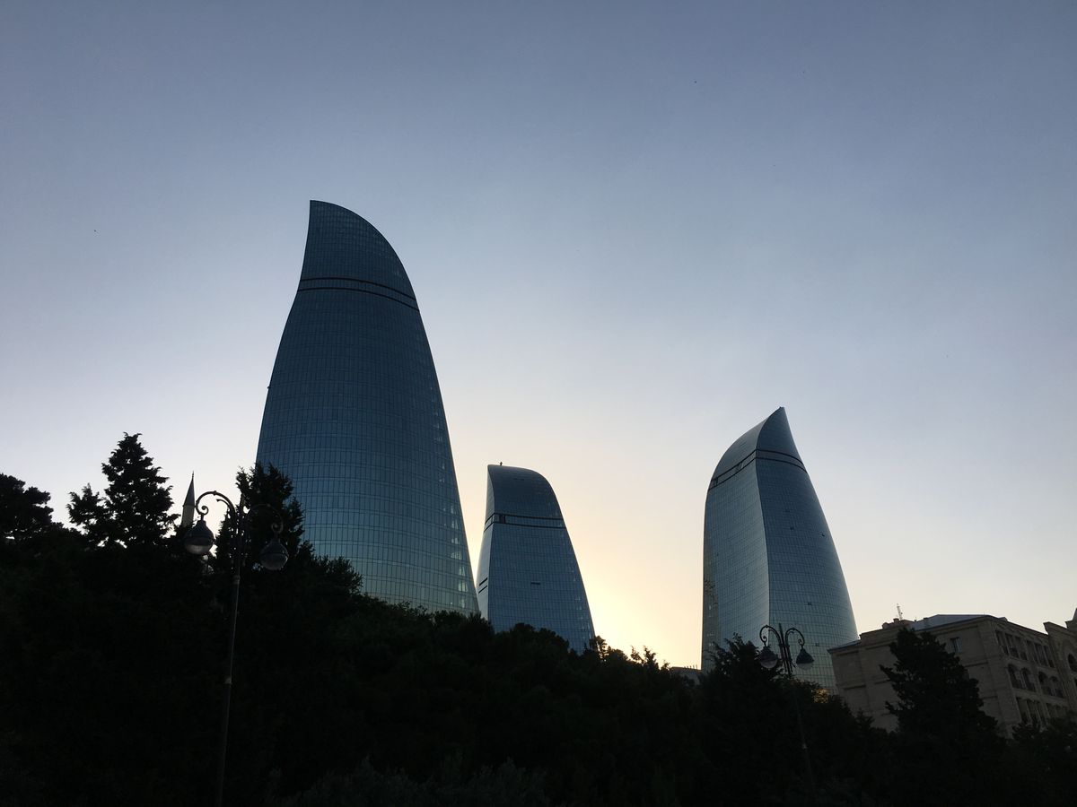 夕暮れ時のフレームタワーとカスピ海、ゾロアスターの炎(かな？)