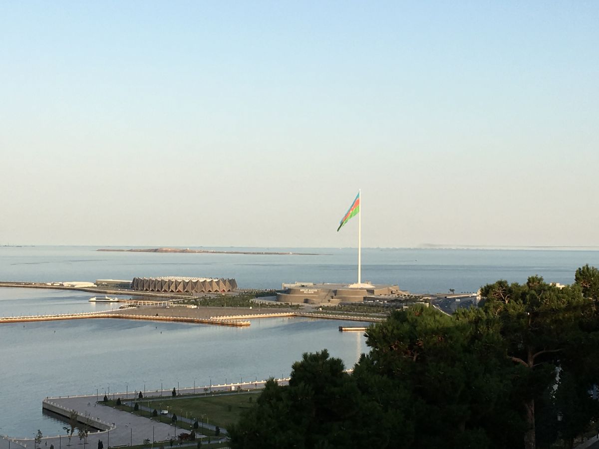 夕暮れ時のフレームタワーとカスピ海、ゾロアスターの炎(かな？)