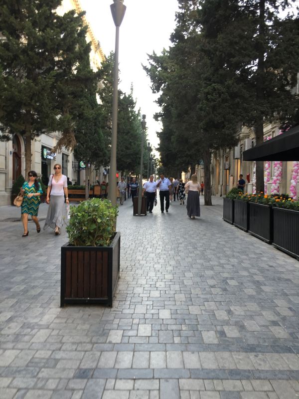 アゼルバイジャン・Bakı「2度目のアゼルバイジャン」の写真：Bakıのオシャレ通り。