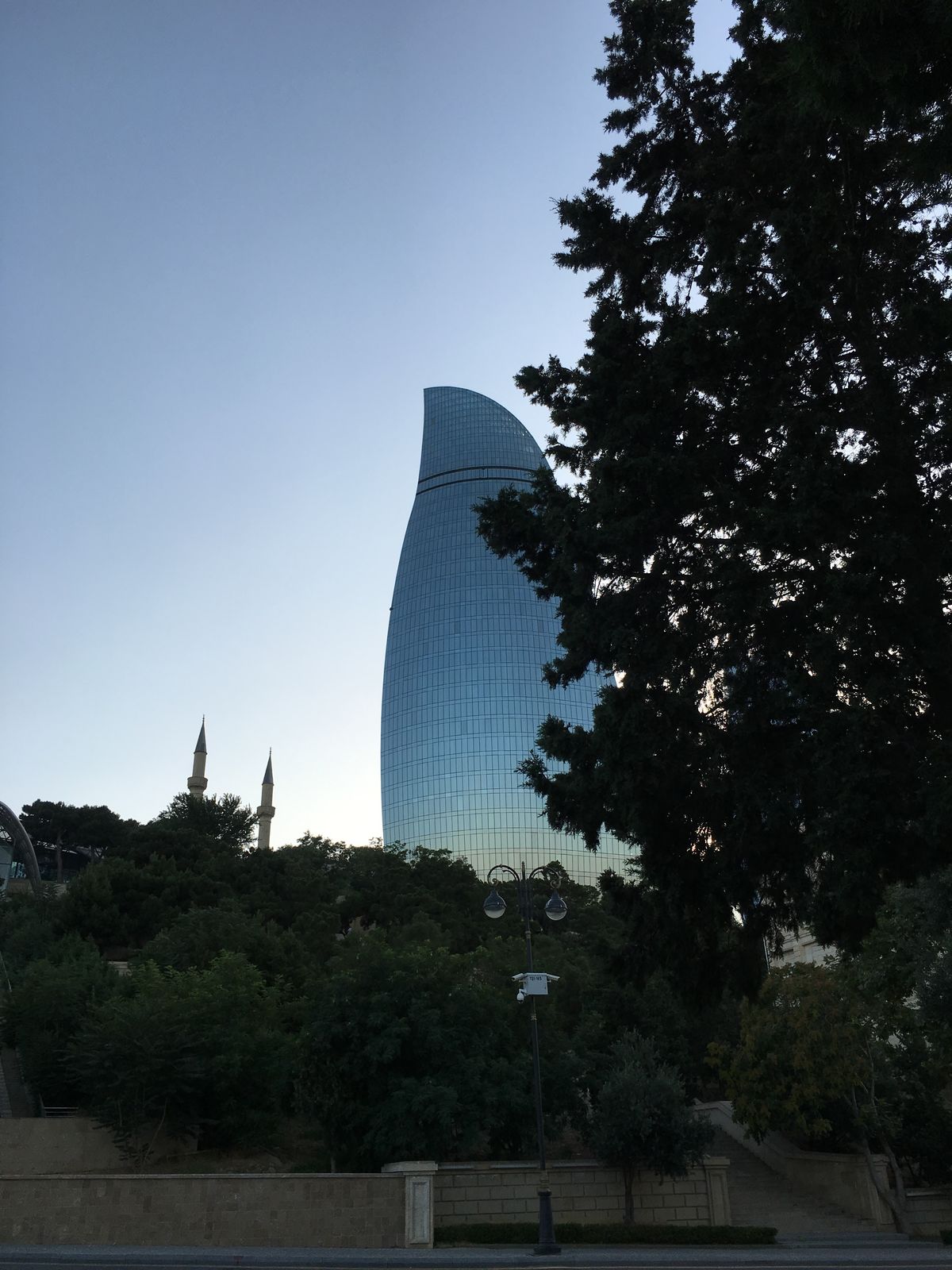 夕暮れ時のフレームタワーとカスピ海、ゾロアスターの炎(かな？)