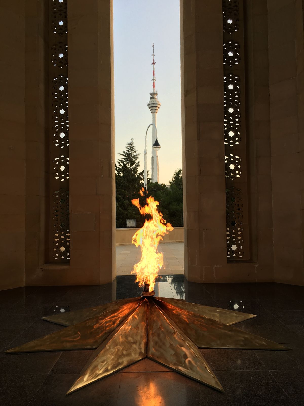 夕暮れ時のフレームタワーとカスピ海、ゾロアスターの炎(かな？)