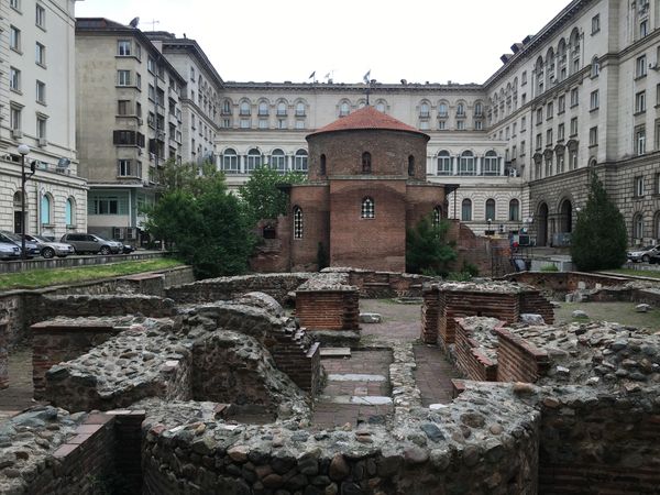 ブルガリア・Sofia「バラとヨーグルト、ブルガリア」の写真：街中にぽこっとある遺構