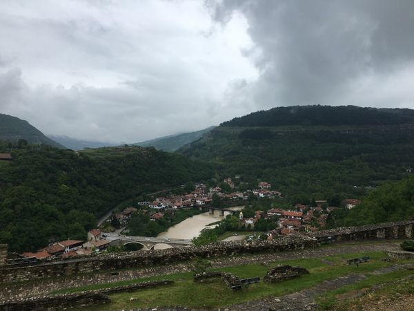 ブルガリア・Sofia「バラとヨーグルト、ブルガリア」の写真：Veliko-Tarnovoの城址公園(？)