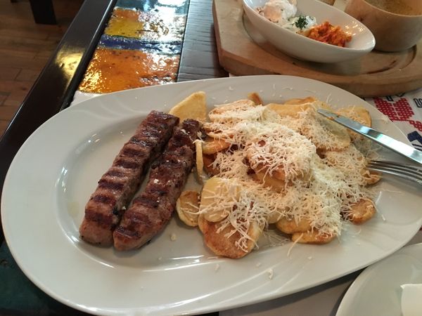 ブルガリア・Sofia「バラとヨーグルト、ブルガリア」の写真：Sofiaグルメその2。サラダはブルガリ...