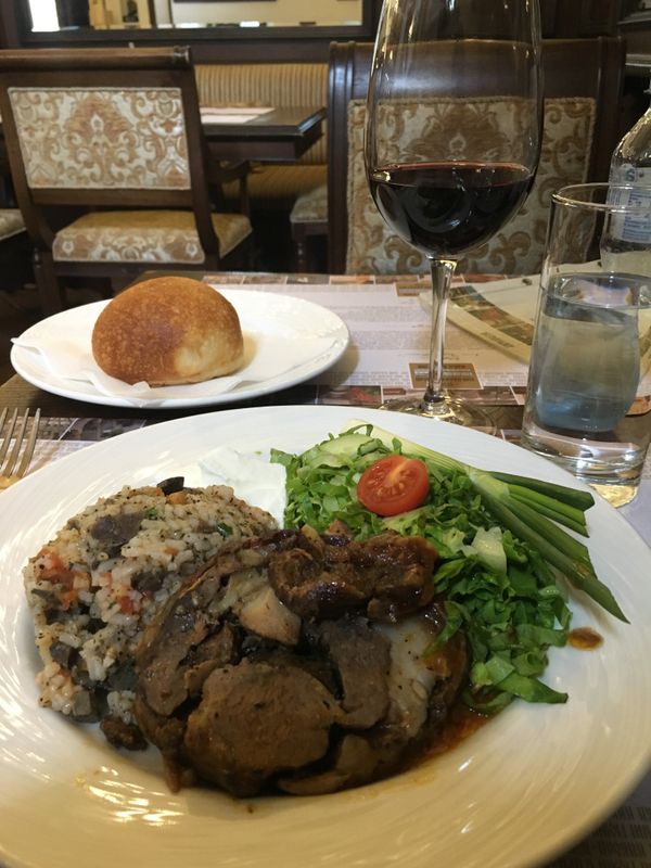 ブルガリア・Sofia「バラとヨーグルト、ブルガリア」の写真：Veliko-Tarnovoの、地球の歩...