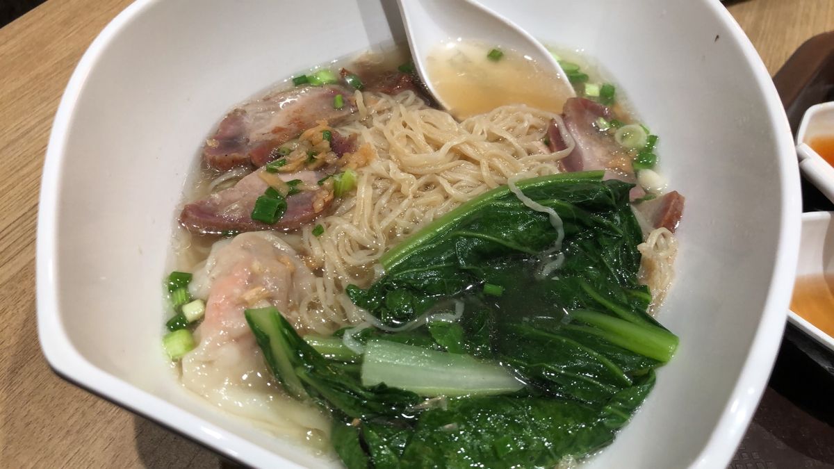 飛行機もタイの航空会社に。
行きの機内食と現地で食べたもの