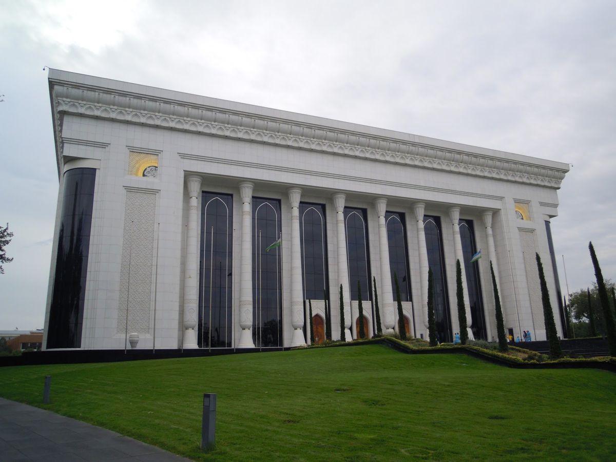 到着初日のタシケントです。建物が大きくて、来たな！と実感します。
ティムー...