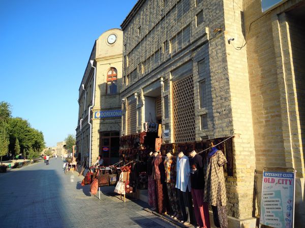 ウズベキスタン・Tashkent「念願叶ってウズベキスタン」の写真：ブハラ。タキという交差点バザール。