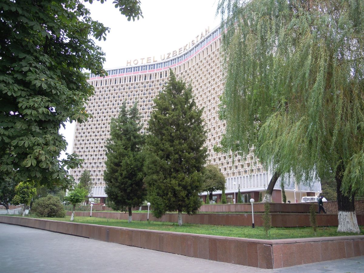 到着初日のタシケントです。建物が大きくて、来たな！と実感します。
ティムー...