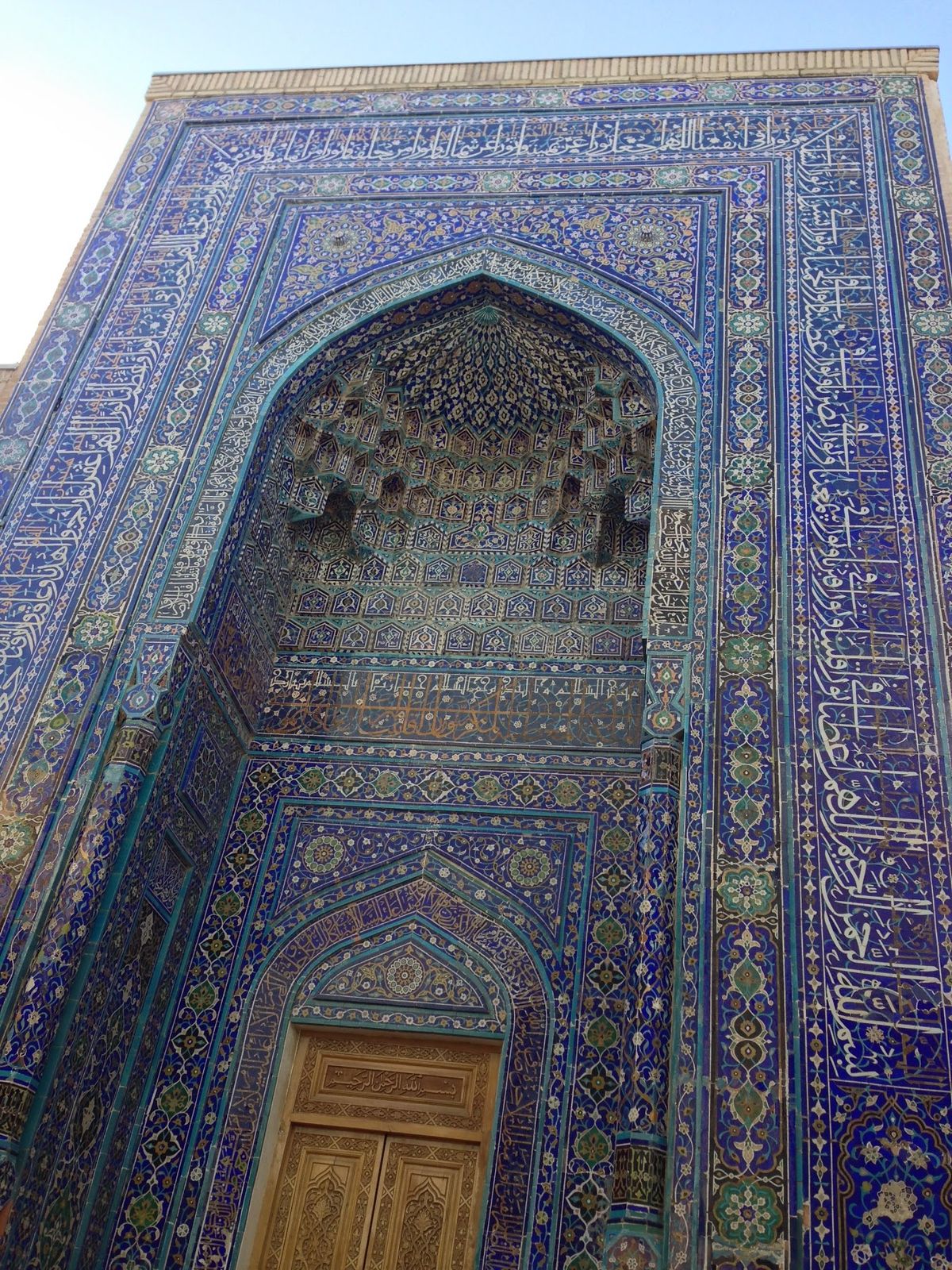 サマルカンド。シャーヒズィンダ廟群。青に圧倒される。