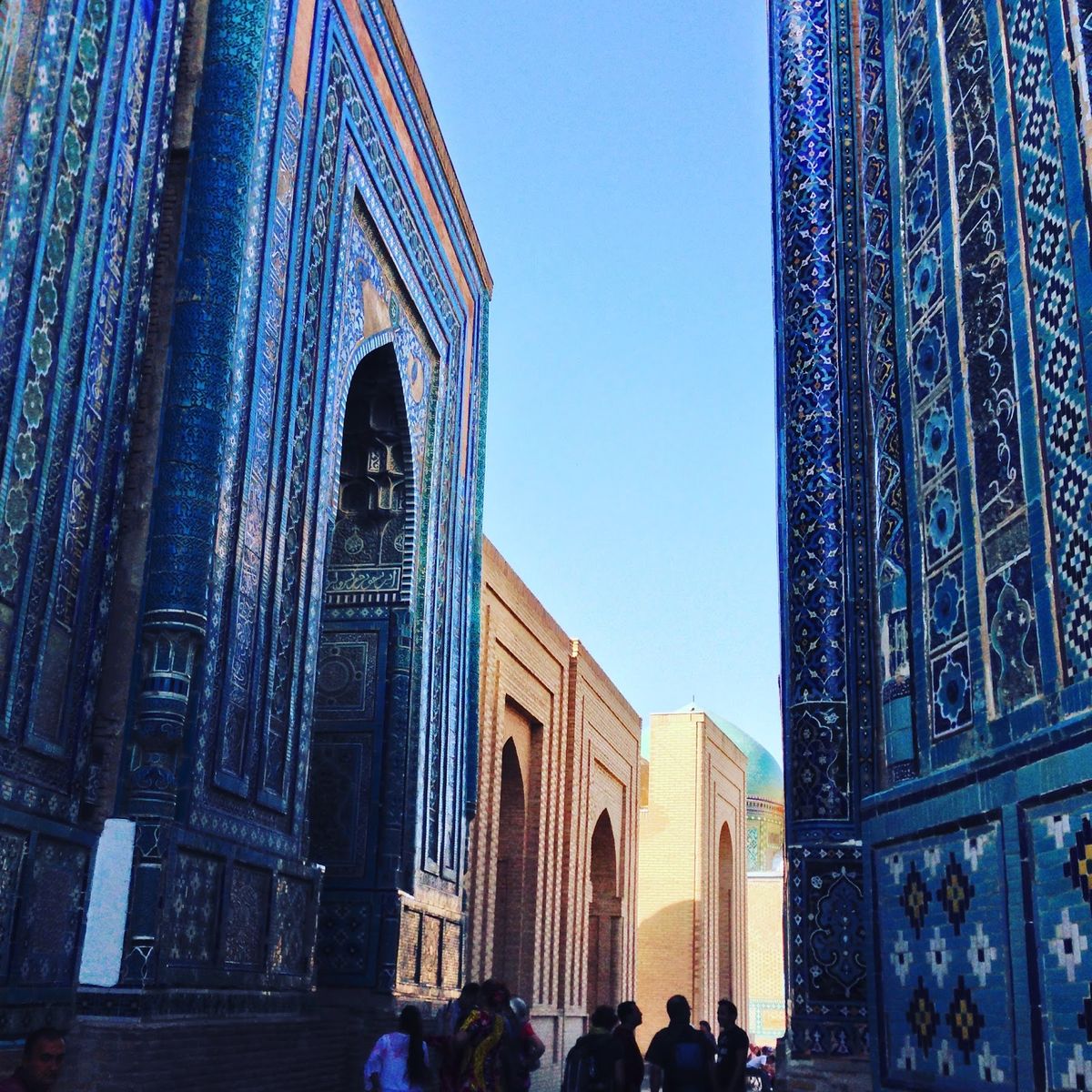 サマルカンド。シャーヒズィンダ廟群。青に圧倒される。