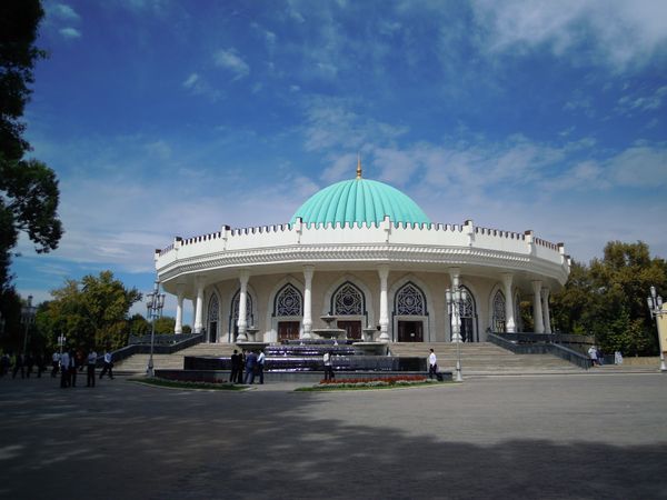ウズベキスタン・Tashkent「念願叶ってウズベキスタン」の写真：ティムール広場周辺。ティムール博物館、市...