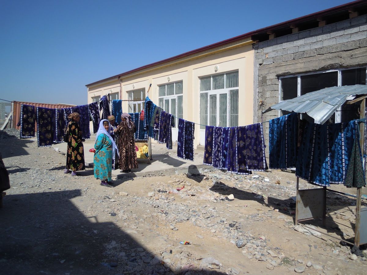 サマルカンドから乗合タクシーで行ったウルグットバザール。曜日が合えばスザ二...