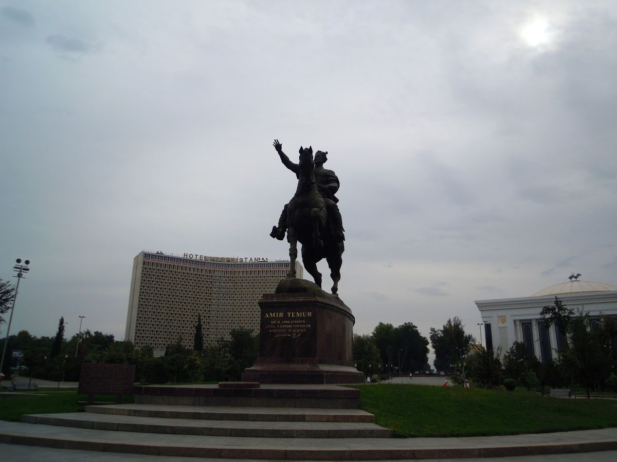到着初日のタシケントです。建物が大きくて、来たな！と実感します。
ティムー...