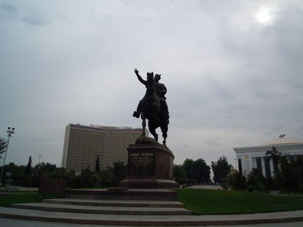 ウズベキスタン・Tashkent「念願叶ってウズベキスタン」の写真：到着初日のタシケントです。建物が大きくて...