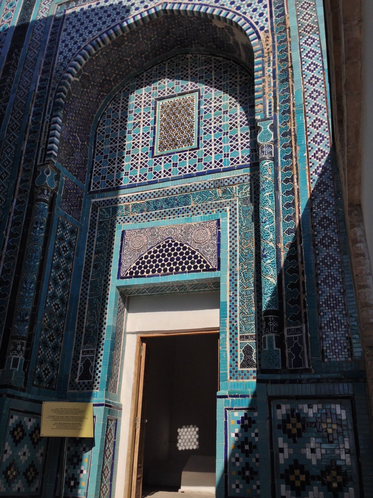 サマルカンド。シャーヒズィンダ廟群。青に圧倒される。