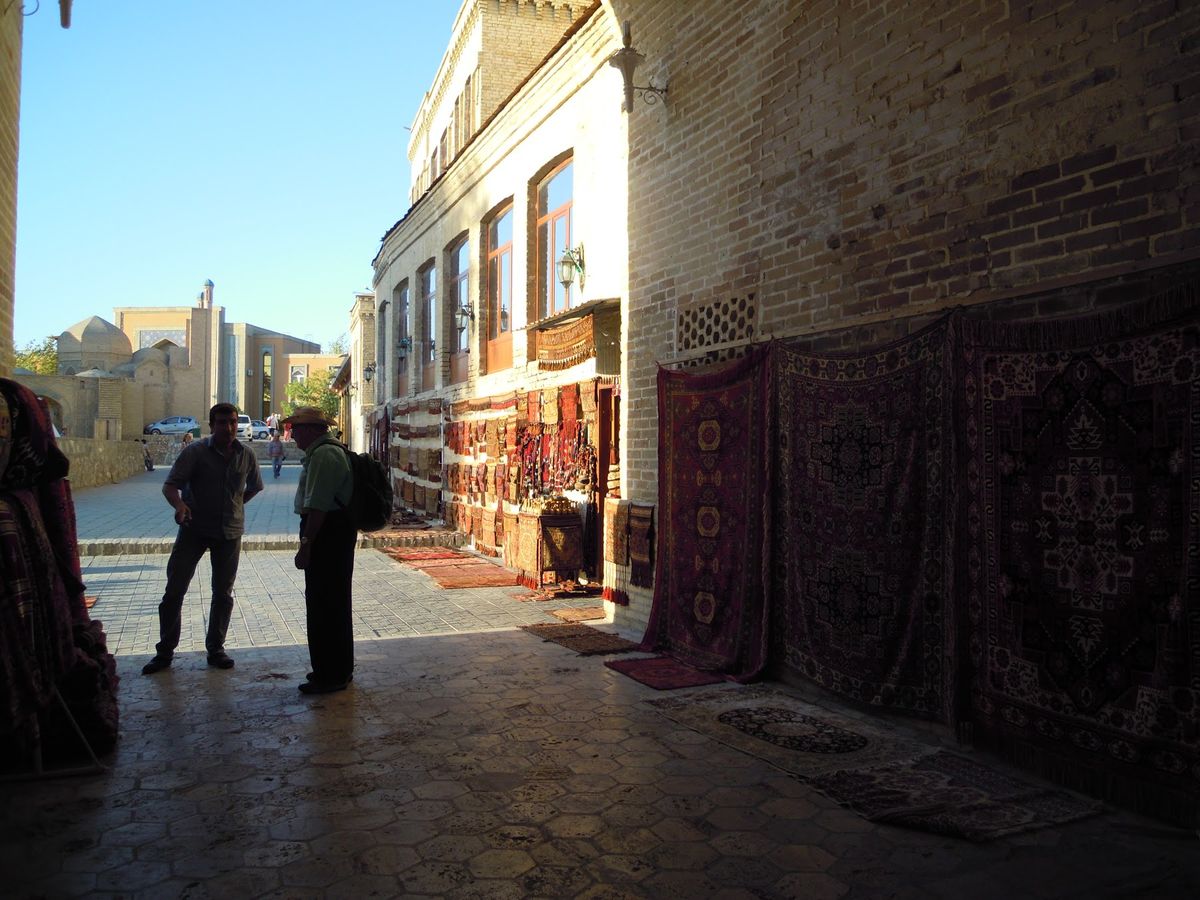 ブハラ。タキという交差点バザール。