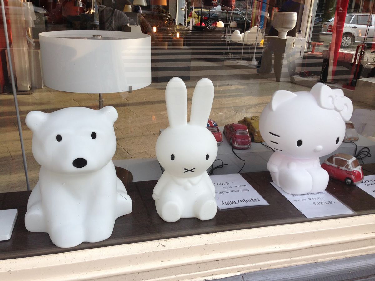 アムスのアパートメントには、たいてい半地下の駐輪場がある。そして運河、ミッ...