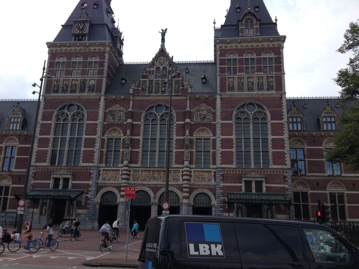 アムステルダム中央駅、広場、そして地ビール(？)