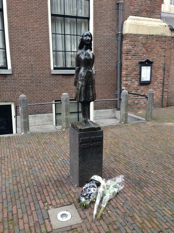 オランダ・Amsterdam「留学前にアンネフランクの家へ」の写真：アンネフランクハウス、壁画。