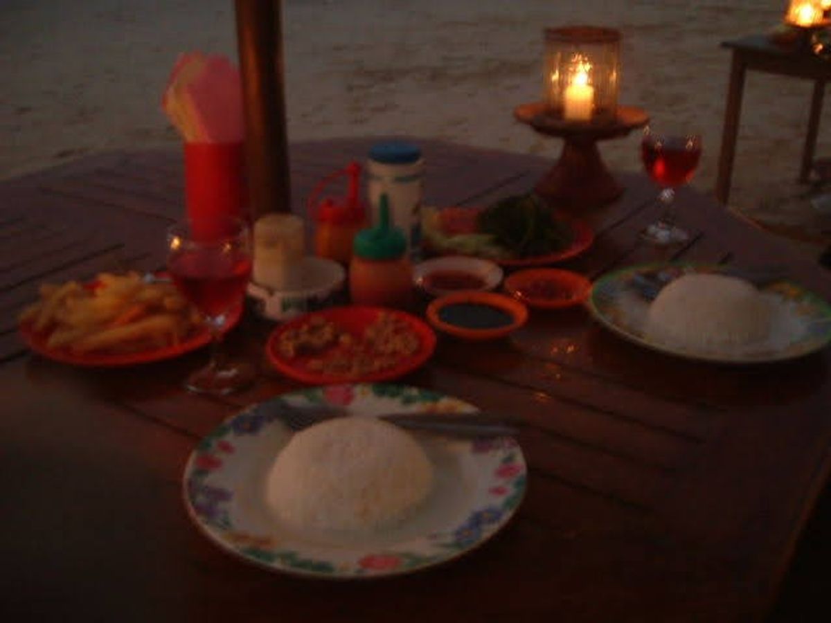 ビーチのシーフードレストラン(暗いけど)。