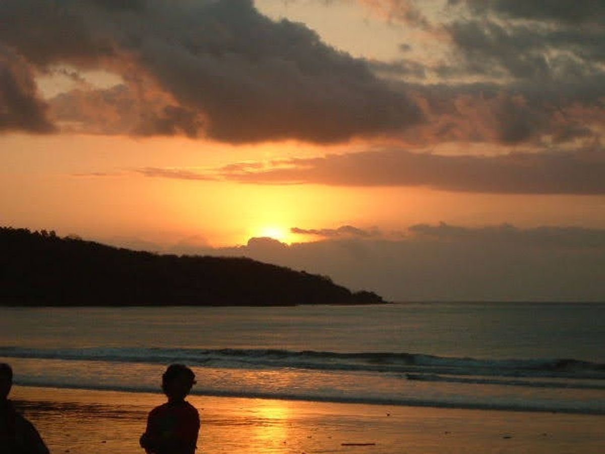 ビーチのシーフードレストラン(暗いけど)。