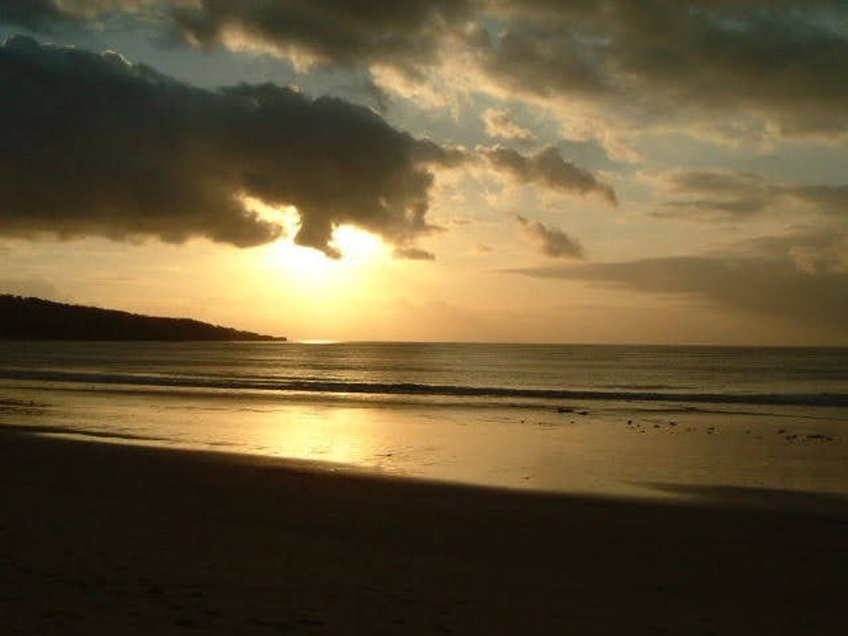 ビーチのシーフードレストラン(暗いけど)。