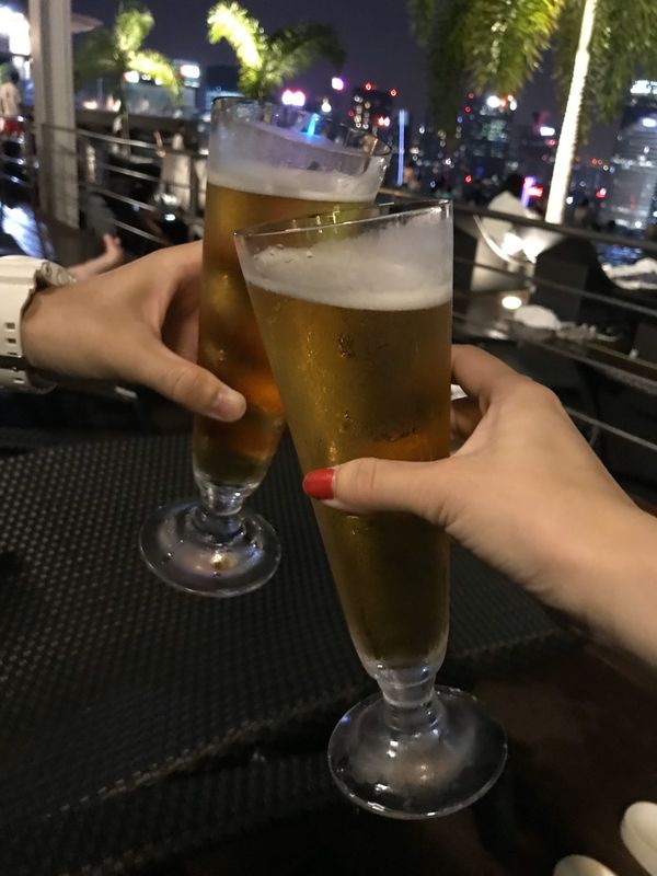 シンガポール・マリーナベイサンズ「シンガポール❤️夫婦旅行」の写真：夜は屋上のプールサイドでご飯。
クラブみ...