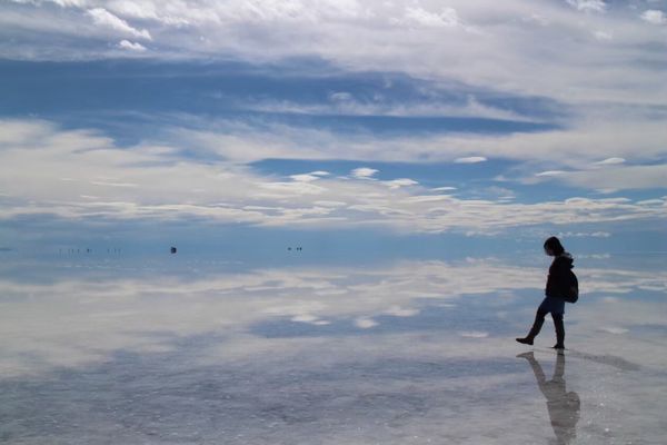 ボリビア多民族国・ラパス「ウユニ塩湖🌅同期旅」の写真：広大すぎて…
全然カメラのピントが合わな...