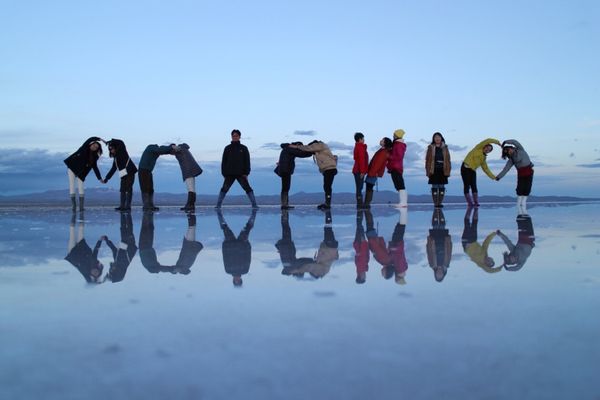 ボリビア多民族国・ラパス「ウユニ塩湖🌅同期旅」の写真：鏡文字で UYUNI♡

２日間、天候に...