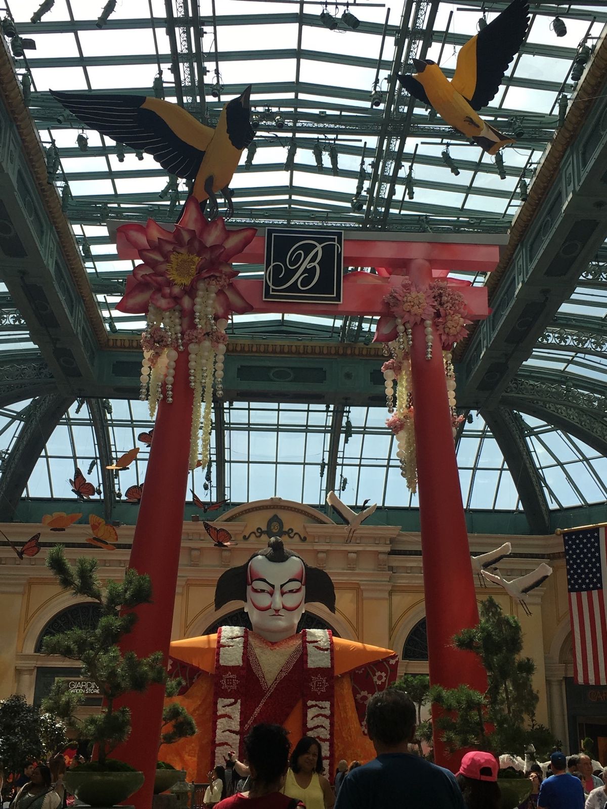 日本がテーマなんだろうけど、純日本人の私から見ると...なんか...ちょっ...