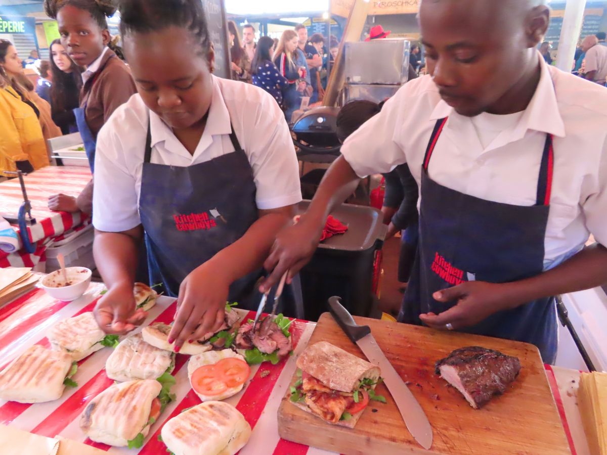 オールドビスケットミルのフードコートの様子
かなり色々な食べ物あって目移り...