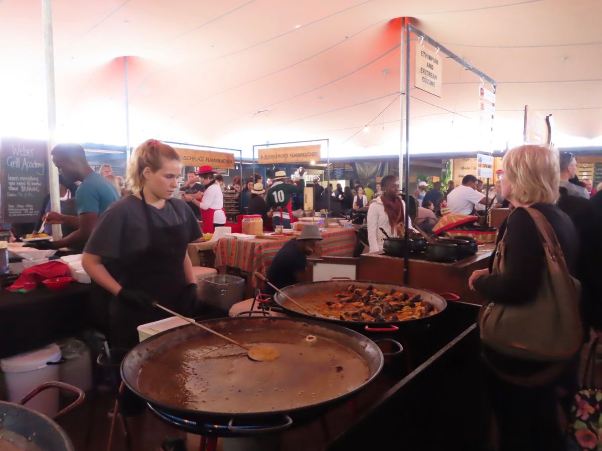 オールドビスケットミルのフードコートの様子
かなり色々な食べ物あって目移り...