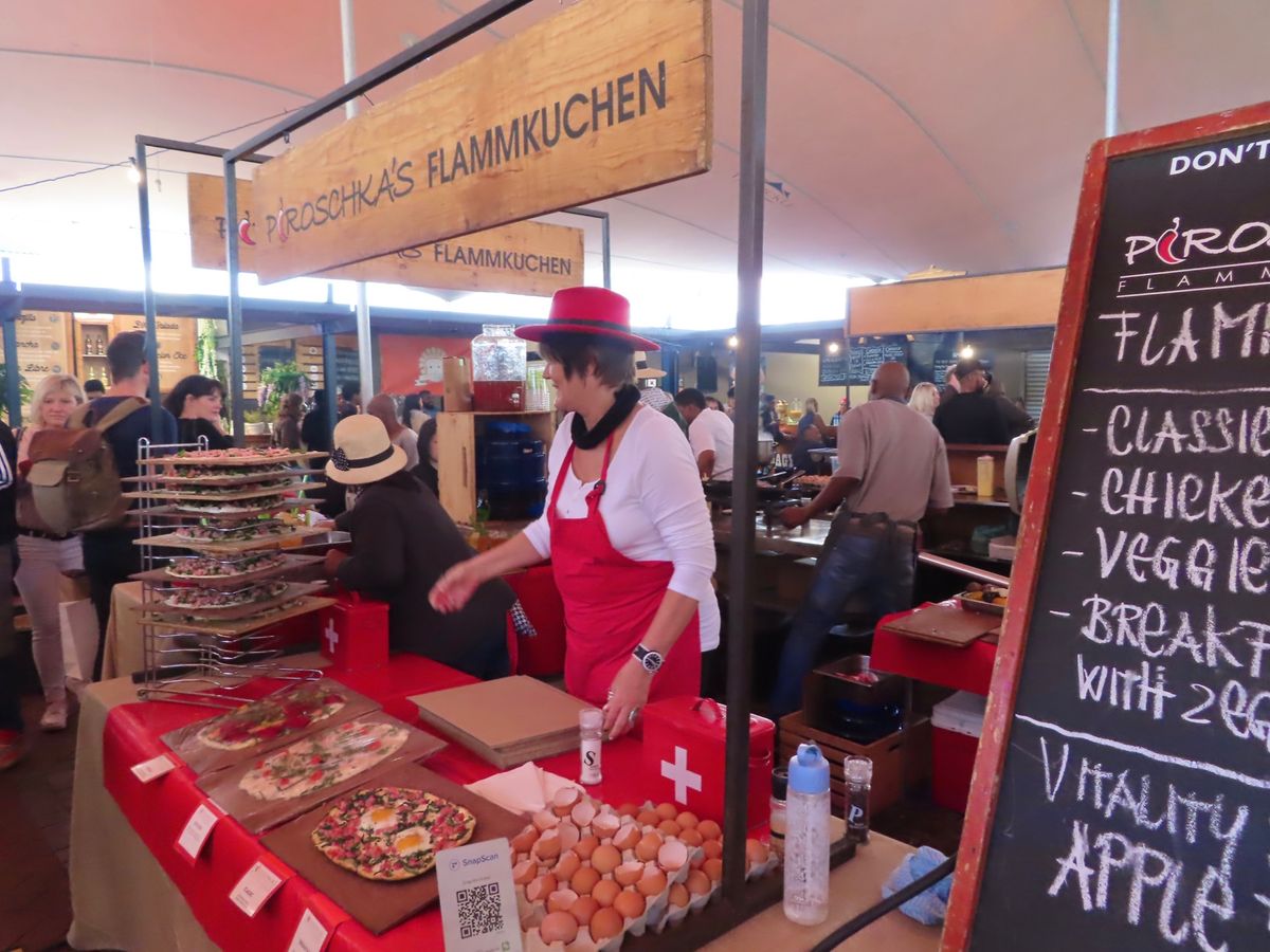 オールドビスケットミルのフードコートの様子
かなり色々な食べ物あって目移り...