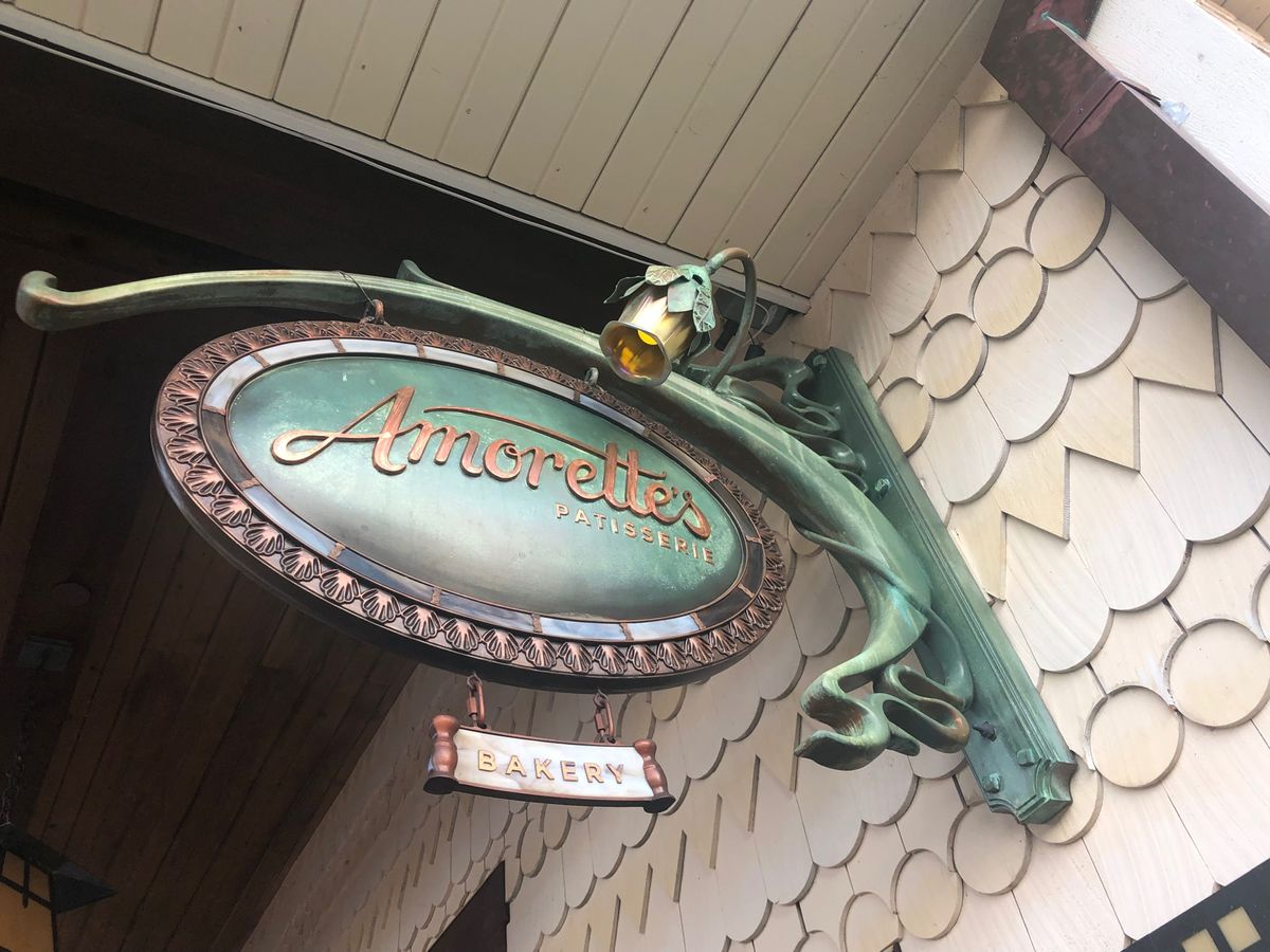 ディズニースプリングスにあるパティスリーでスパークリングワインを購入🥂