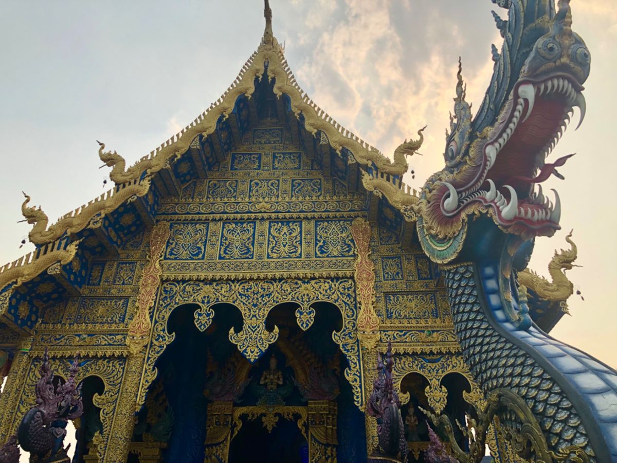 ワット ローンスアテン

ゴールドのお寺は山ほどあるけど
青いお寺は新鮮で...