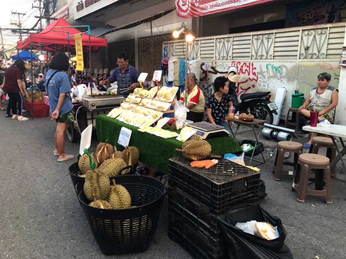 サンデーマーケットの様子
屋台あり、マッサージあり、雑貨あり
何もかも安い...