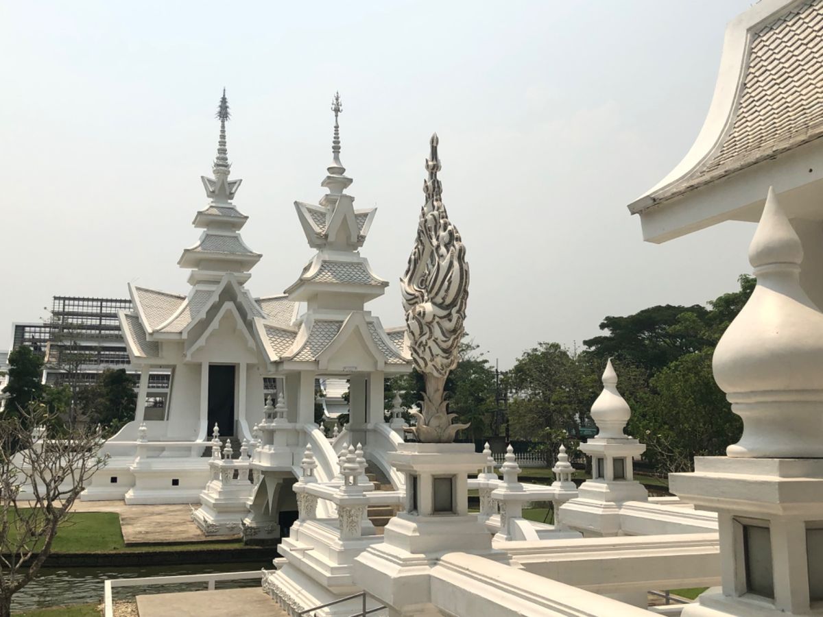 ワット　ローンクン

まだ未完成の部分
これを建ててるアーティストが地元に...