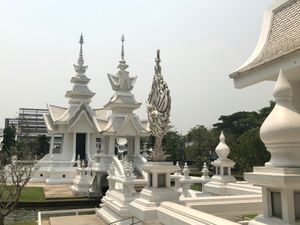 ワット　ローンクン

まだ未完成の部分
これを建ててるアーティストが地元に...