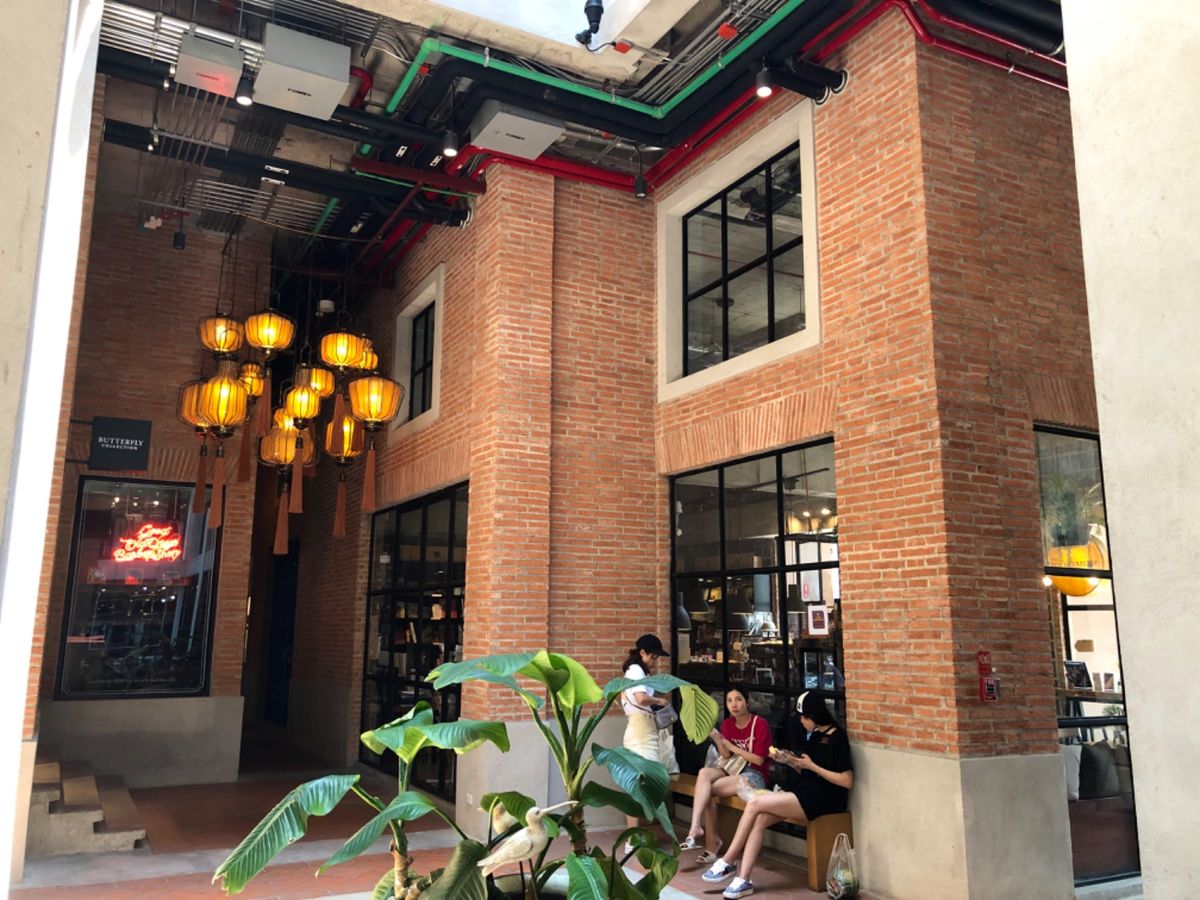 Nimmanahaeminda road
宿のお姉さんに教えてもらった
オ...