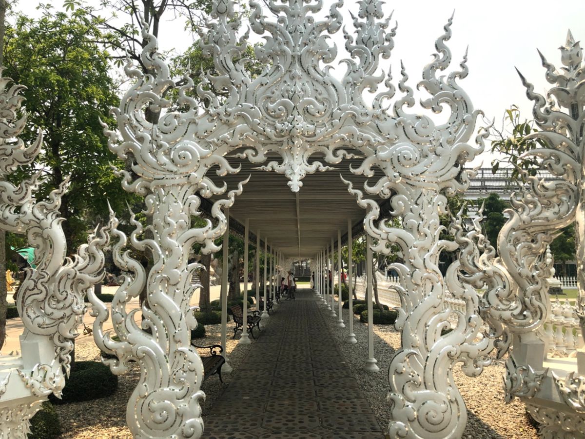 ワット　ローンクン

まだ未完成の部分
これを建ててるアーティストが地元に...