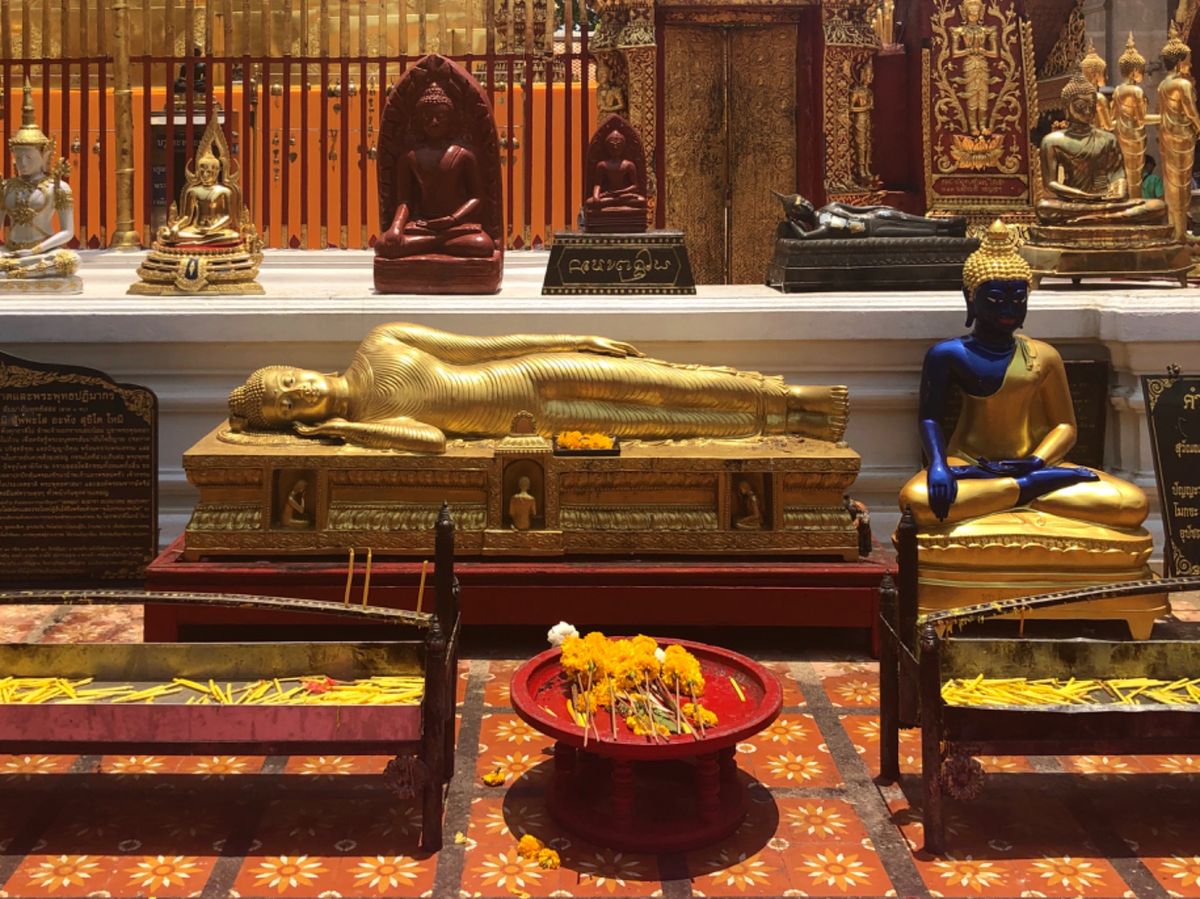 ワット プラタート・ドーイステープ

中に入るときに履物は脱がないといけな...