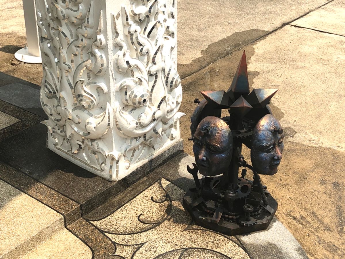 ワットローンクン

基本的に白ばかりの中に
急にゴールドの建物が現れるから...