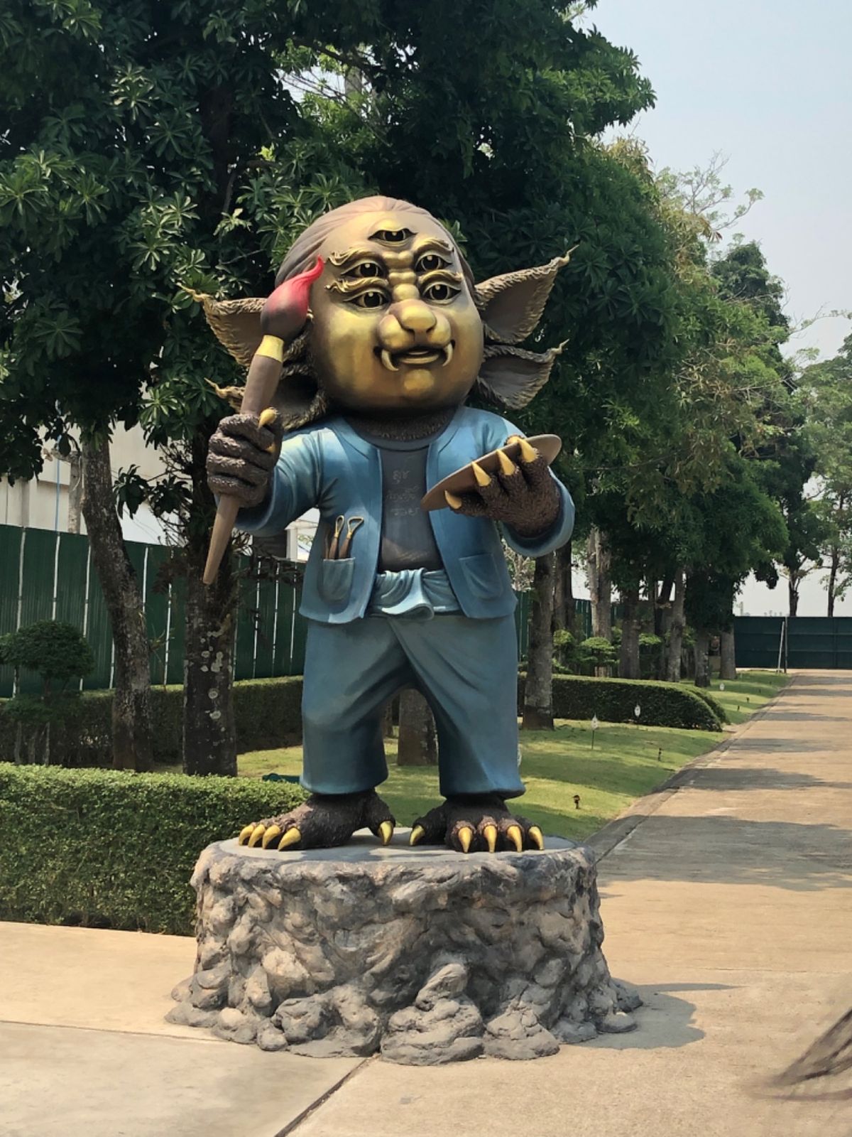 ワットローンクン

敷地内には寺の他にもこんなモニュメントたちが

