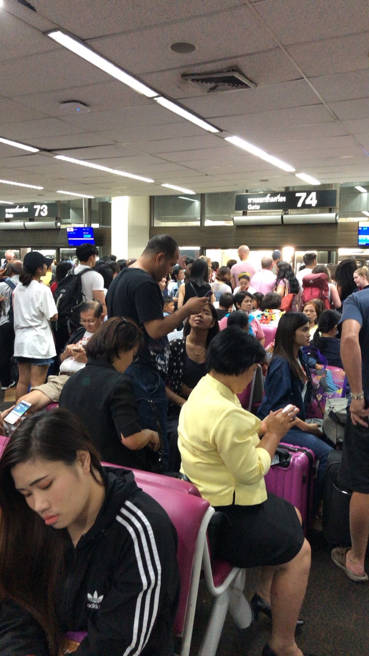バンコクのドンムアン空港で乗継だったんだけど、
雷雨の影響？？か何かで全便...