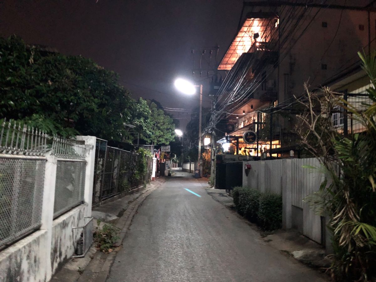 ビール飲んで🍺ひと休憩した後は
夜道をお散歩

そしてチェンマイで夜のお散...