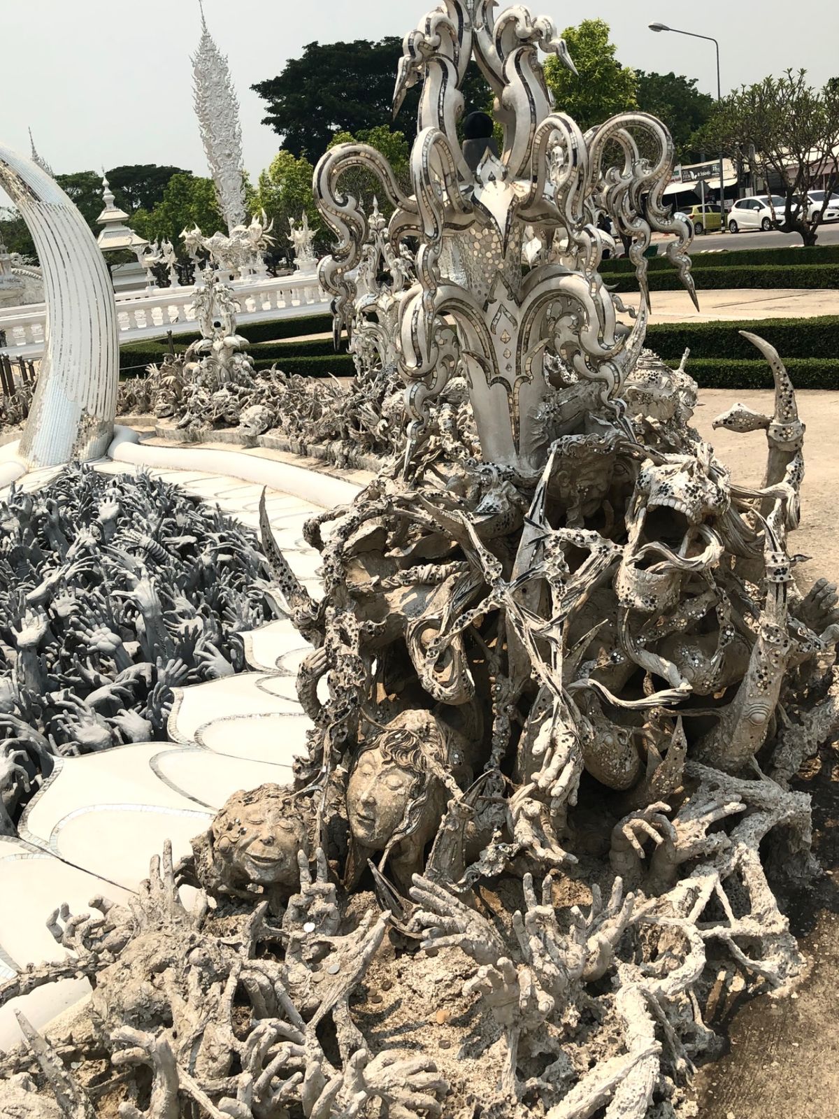 ワット ローンクン

遠目だと白く美しいお寺なのに
近づくとおどろおどろし...