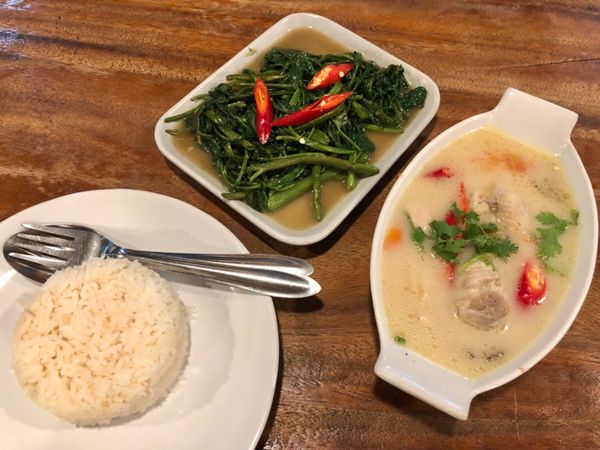 タイ・バンコク「呑んで食べてダラダラ遊ぶ旅」の写真：カーオソーイ メーパーシー

このお店は...